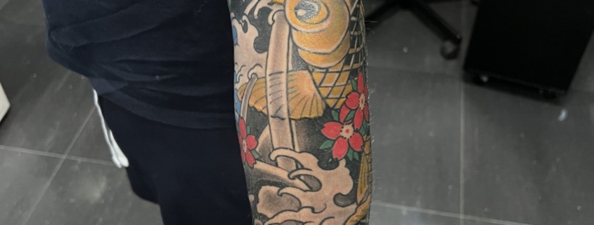Antebrazo tatuado en estilo japonés tradicional