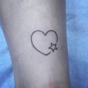 Tatuaje de un corazon pequeño con un estrella pequeña