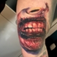 Tatuaje de una boca con dientes con sangre