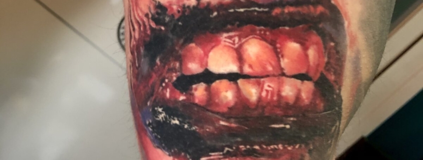 Tatuaje de una boca con dientes con sangre