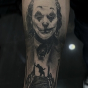 tatuaje en el antebrazo de la pelicula Joker