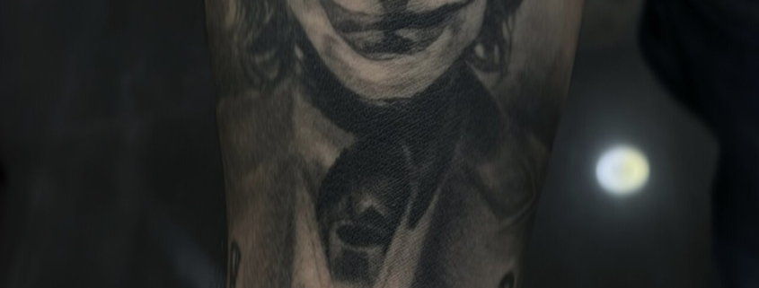 tatuaje en el antebrazo de la pelicula Joker