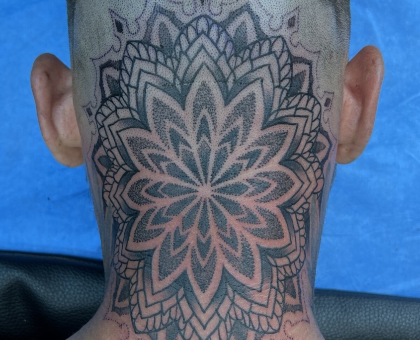 Tatuaje en la nuca y en la cabeza de un mandala