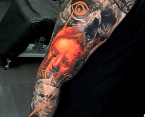 Un brazo tatuado en tematica terror religioso