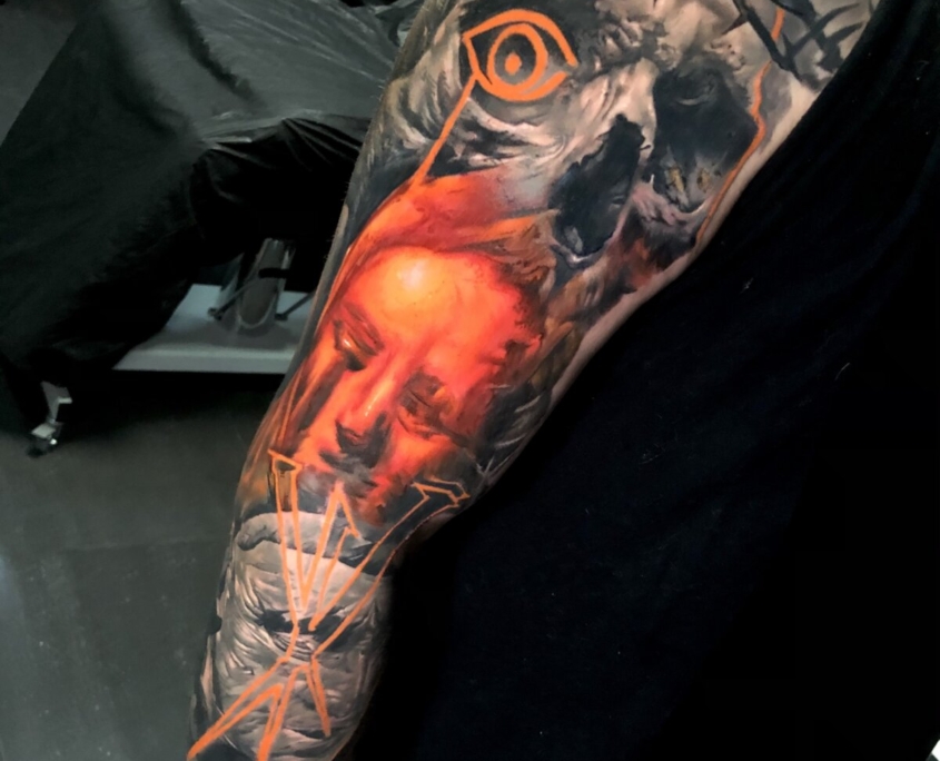 Un brazo tatuado en tematica terror religioso