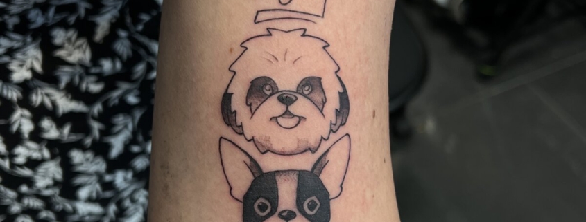 Tatuaje pequeño de 2 perros en estilo cartoon con una corona