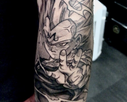 Tatuaje del personaje San Goku de Dragon Ball en el antebrazo con rayos.