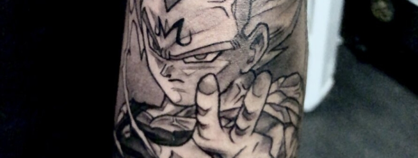 Tatuaje del personaje San Goku de Dragon Ball en el antebrazo con rayos.
