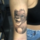 Tatuaje en la zona del biceps de una mujer del personaje Simba de la pelicula El Rey Leon.