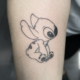 Tatuaje en estilo fine line del personaje Stitch de Disney