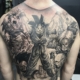 Espalda de un hombre tatuada al completo con una composicion de personajes de la serie Dragon Ball.