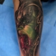 Tatuaje realista en el muslo de un hombre de Gene Simmons de la banda Kiss.