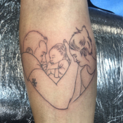 Tatuaje en linea fina de una familia haciendo forma de corazon.