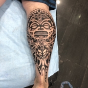 Tatuaje de estilo Maori en el gemelo de un hombre