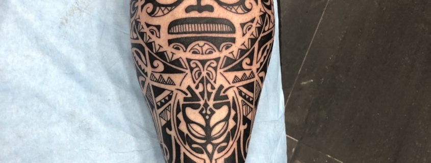 Tatuaje de estilo Maori en el gemelo de un hombre