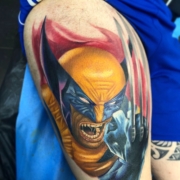 Tatuaje en el muslo de un hombre de Lobezno de Marvel.