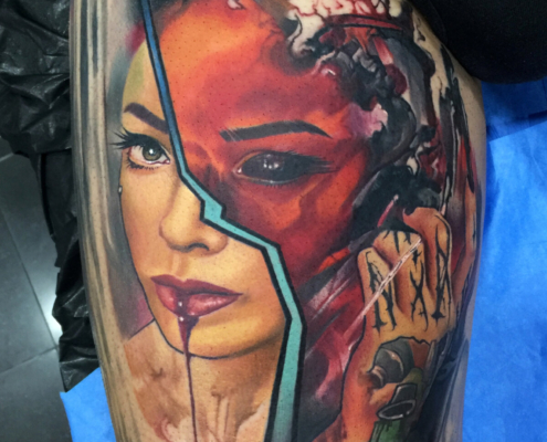 Tatuaje de un retrato de la tatuadora Valentina Riabova. El retrato es de media cara realista y la otra media cara de color rojo con el ojo negro a un estilo terror.