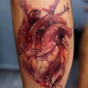 Tatuaje de un corazon en realismo a color.