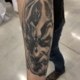 Tatuaje del personaje Darth Maul en negro y grises con los ojos a color en el antebrazo de un hombre.