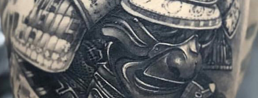 Tatuaje grande en el lateral del muslo de un casco de Samurai.