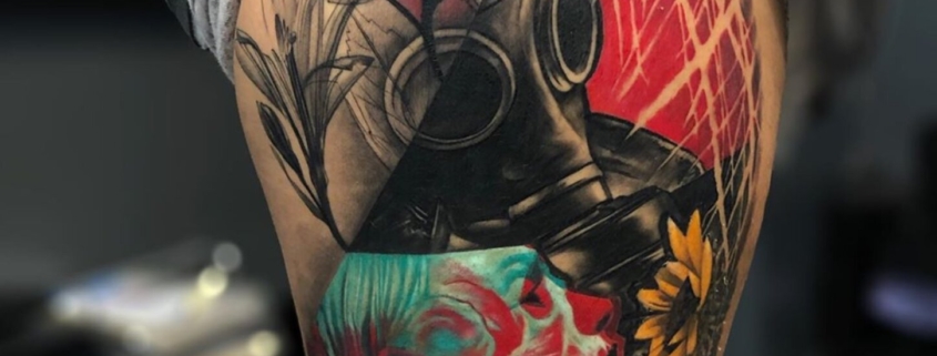 Tatuaje en el muslo de un hombre de la composion de elementos surrealistas que hacen referencia a Chernobyl.