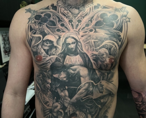 Tatuaje en el torso de un hombro con angeles y demonios representando el bien y el mal.